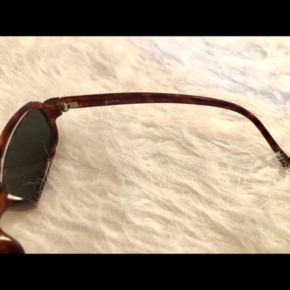 Tortoiseshell rectangle shape pretty sunglasses beautiful on! - Picture 4 of 4